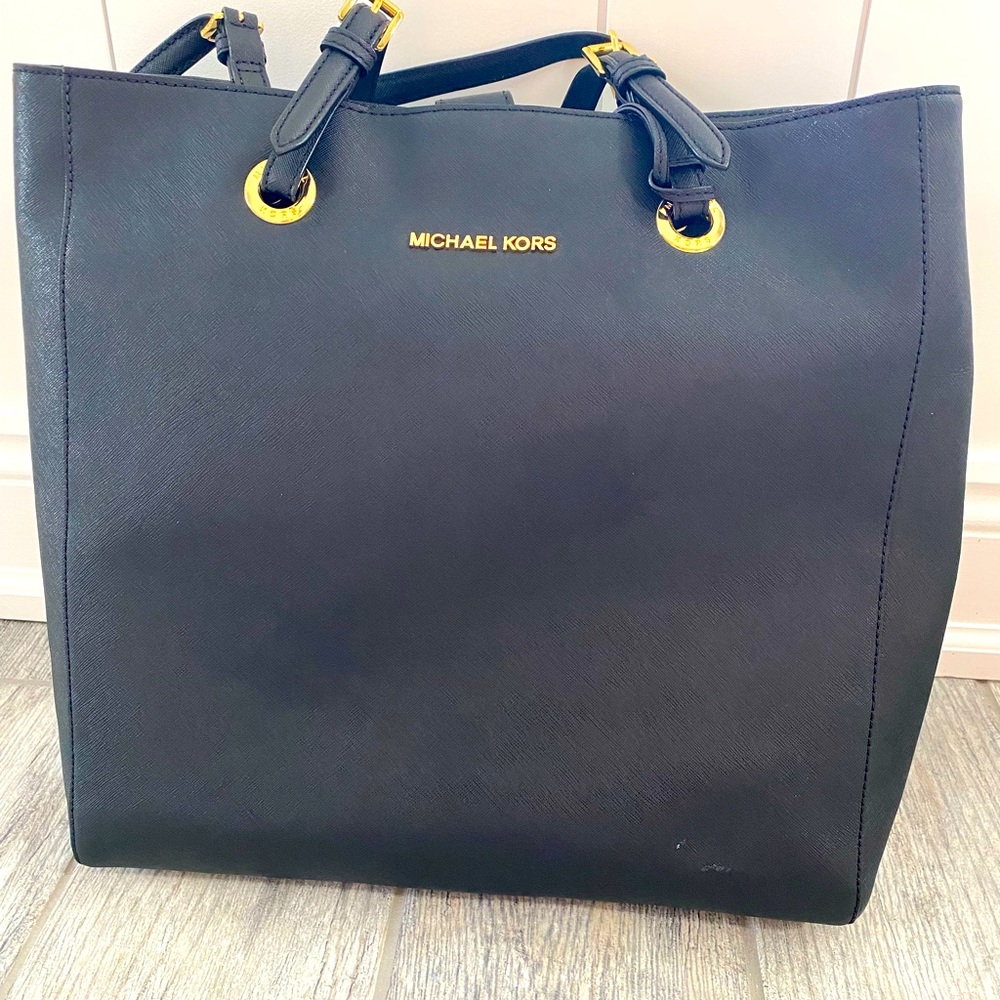 Gently used Michael Kors purse. Smoke free home.
